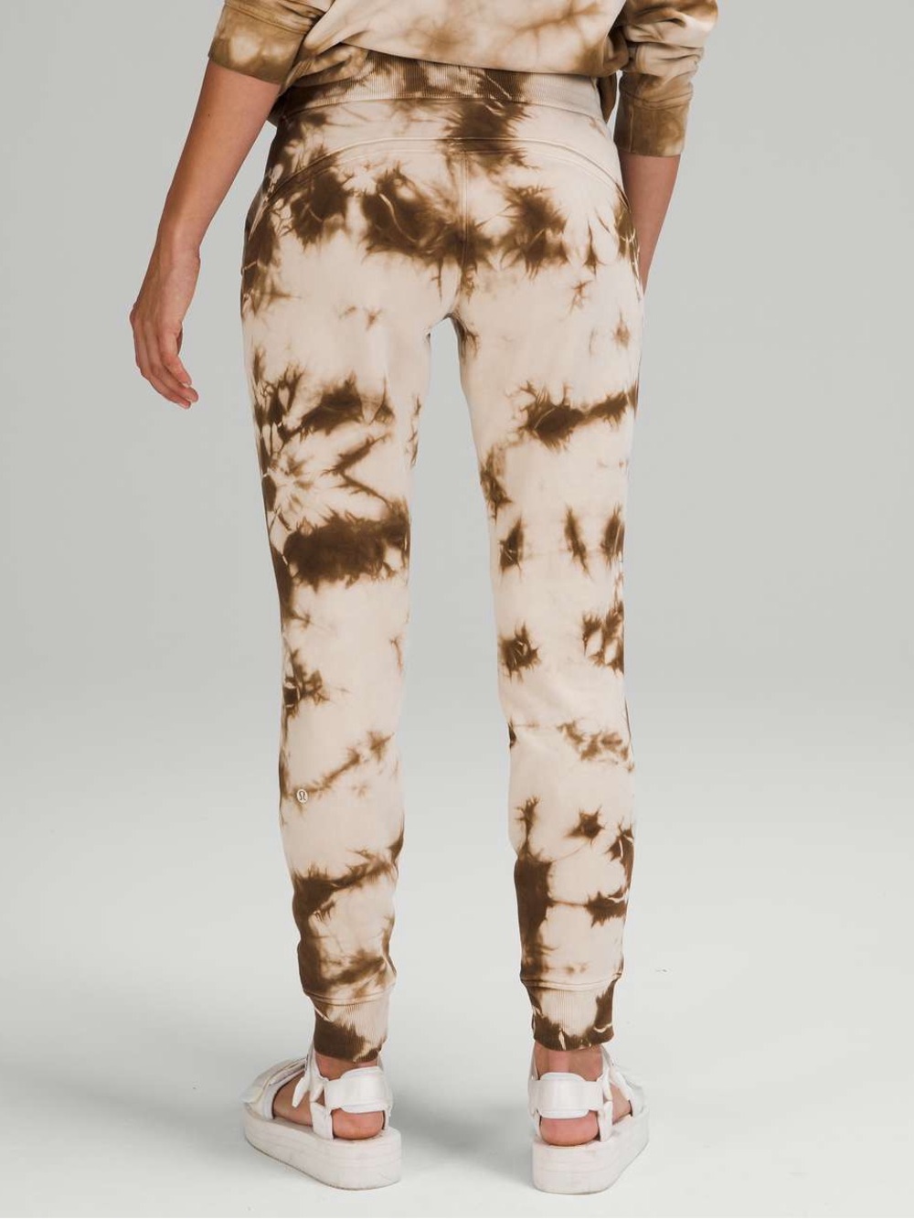 Lululemon. Earth Dye Sand Scuba Jogger size 4